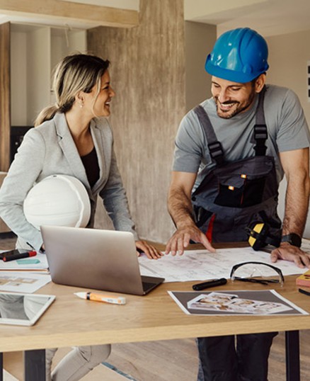 Foreman and worker talking about building plans